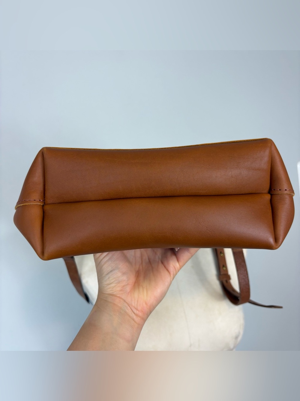Portland Leather Medium Zip Crossbody Tote in Honey - Picture 4 of 11